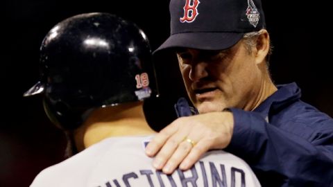 John Farrell, mánager de Medias Rojas,  reanima a Shane Victorino.