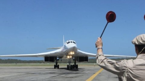 Llegada de uno de los dos aviones bombarderos supersónicos Tu-160 de la Fuerza Aérea de Rusia a Maiquetía, Venezuela, ayer.
