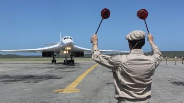 Llegada de uno de los dos aviones bombarderos supersónicos Tu-160 de la Fuerza Aérea de Rusia a Maiquetía, Venezuela, ayer.