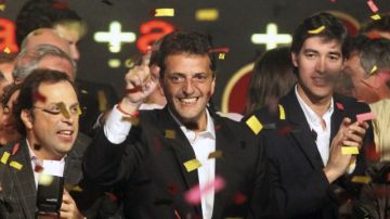 El líder de la oposición argentina y candidato al Congreso, Sergio Massa (cen.), celebra tras derrotar al candidato oficialista.