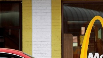 La cadena de restaurantes McDonald's acaba de cortar 40 años de relaciones con la empresa de condimentos Heinz.