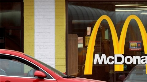 La cadena de restaurantes McDonald's acaba de cortar 40 años de relaciones con la empresa de condimentos Heinz.