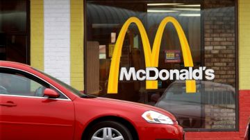 La cadena de restaurantes McDonald's acaba de cortar 40 años de relaciones con la empresa de condimentos Heinz.