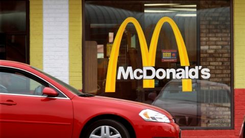 La cadena de restaurantes McDonald's acaba de cortar 40 años de relaciones con la empresa de condimentos Heinz.