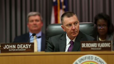 Según un funcionario de LAUSD, Deasy es quien está tomando la iniciativa de renunciar y ha presentado un acuerdo que está siendo evaluado por la junta directiva.