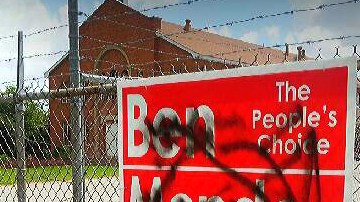 Según los cuatro candidatos, la cantidad de anuncios dañados se incrementó en los recientes días ya que, según ellos, reciben llamadas de empresarios que les piden que vayan a quitar los anuncios porque tienen pintada una palabra denigrante o porque están rotos.