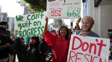 Los manifestantes atribuyen al liderazgo de Deasy los grandes avances en la reforma educativa de las escuelas públicas de Los Angeles, por lo que no quieren que abandone el puesto.