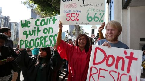Los manifestantes atribuyen al liderazgo de Deasy los grandes avances en la reforma educativa de las escuelas públicas de Los Angeles, por lo que no quieren que abandone el puesto.