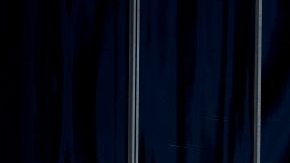 Un hombre habla en su teléfono móvil en el distrito comercial de Madrid. EEUU vigiló más de 60 millones de llamadas telefónicas en España tan solo en un mes.