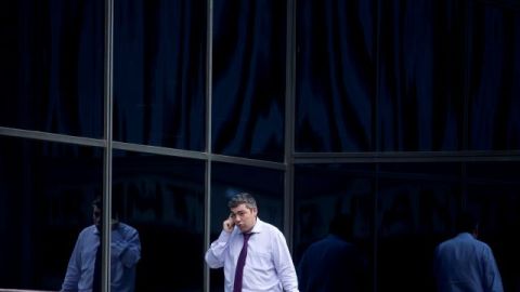 Un hombre habla en su teléfono móvil en el distrito comercial de Madrid. EEUU vigiló más de 60 millones de llamadas telefónicas en España tan solo en un mes.