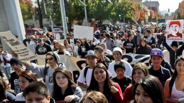 Cientos de personas se reunieron en Santa Rosa, al norte de California, para protestar por la muerte a tiros de un niño de 13 años de edad, por un ayudante del sheriff.