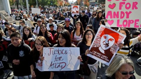 Cientos de personas se reunieron en Santa Rosa, al norte de California, para protestar por la muerte a tiros de un niño de 13 años de edad, por un ayudante del sheriff.