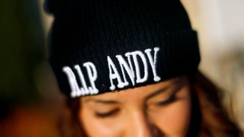 Esmeralda Mendoza, de 14 años, viste un gorro  en recordación de su compañero de clases Andy López.