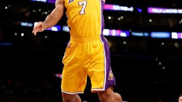Xavier Henry, aquí en una clavada espectacular, fue el mejor hombre de los Lakers, con 22 puntos.