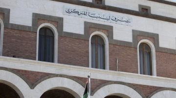 Fachada del Banco Central de Libia en Trípoli, ayer, adonde iba dirigido el dinero robado por 10 hombres armados.