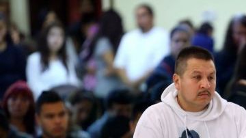 Sujey López,  junto a su esposo Rodrigo, abraza el ataúd con los restos de su hijo  Andy, durante la misa de cuerpo presente realizada en la Parroquia de la Resurrección en Santa Rosa, California.