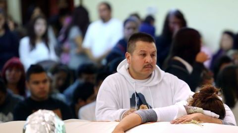 Sujey López,  junto a su esposo Rodrigo, abraza el ataúd con los restos de su hijo  Andy, durante la misa de cuerpo presente realizada en la Parroquia de la Resurrección en Santa Rosa, California.
