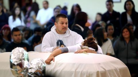 Sujey López, junto a su esposo Rodrigo, abraza el ataúd con los restos de su hijo Andy, durante la misa de cuerpo presente realizada en la Parroquia de la Resurrección en Santa Rosa, California.