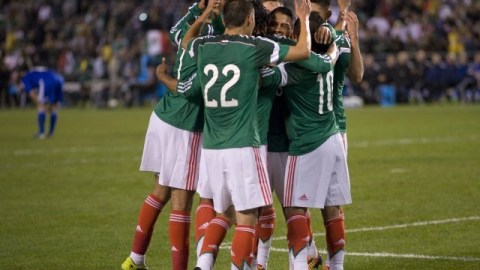 Los jugadores de la selección mexicana celebran uno de los cuatro goles sobre Finlandia