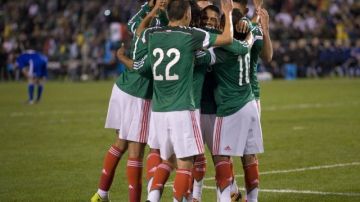 Los jugadores de la selección mexicana celebran uno de los cuatro goles sobre Finlandia