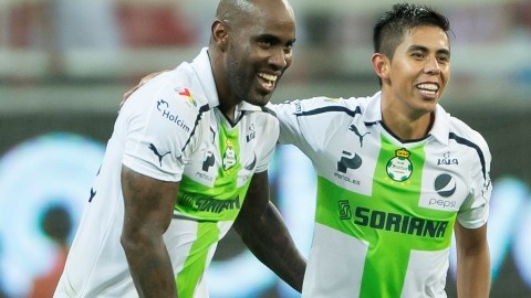 Felipe Baloy festeja el gol de Néstor Calderón (der.), quien  selló el triunfo de Santos en el Omnilife.