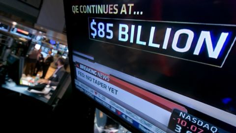 La Fed señaló  que seguirá comprando 85 mil millones de dólares en bonos cada mes a fin de mantener bajas las tasas de interés.