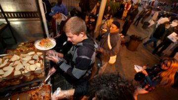 Cada noche voluntarios de organizaciones caritativas  sirven comida a cientos de personas necesitadas en las calles.