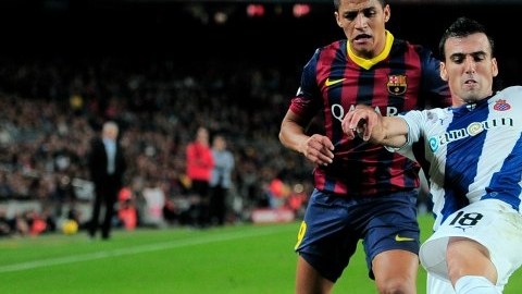 El delantero chileno Alexis Sánchez (izquierda), consiguió el único gol del encuentro