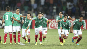 Los jugadores mexicanos celebran la victoria de su selección en la tanda de penaltis del partido Brasil-México, de cuartos de final del Mundial sub-17