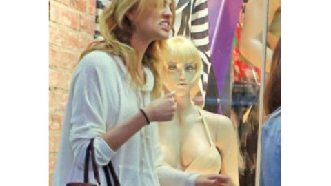 Eiza González hizo una mueca de disgusto al ver el maniquí alusivo al atuendo de Miley Cyrus.