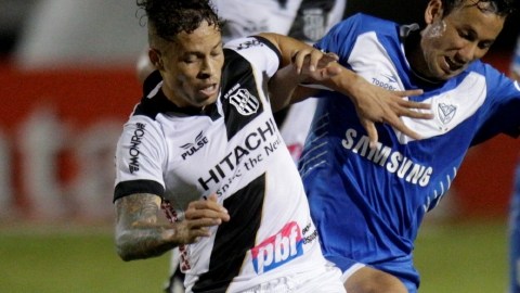 Baraka (izq.) del Ponte Preta  intenta  defender la pelota de la marca recia del defensor    Alejandro Cabral de  Vélez Sarsfield.