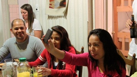 Lorena Vargas (izq.), Giselle Gómez y Marcela Espinoza, del grupo de los liberados, hablan por teléfono con su abogado desde El Paso.