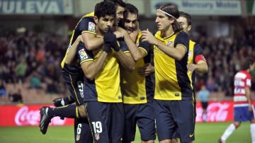 Diego Costa (19), del Atlético de Madrid, celebra el primer gol de los 'colchoneros' ante el Granada.