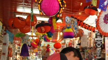 'Hoy la venta es sobre todo de monstruos de Halloween', dice Alma Molina en su   comercio de un mercado público del D.F.