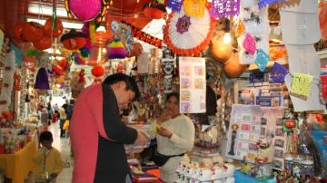 'Hoy la venta es sobre todo de monstruos de Halloween', dice Alma Molina en su   comercio de un mercado público del D.F.