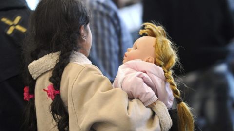 Una niña refugiada siria llega a un  aeropuerto de  Hesse, Alemania, en el primer vuelo de refugiados a ese país.