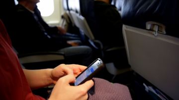 Muy pronto los pasajeros de aviones podrán usar sus aparatos electrónicos en pleno vuelo.