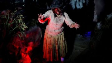 Bolivianos de La Paz y El Alto, en su mayoría de origen aymara, han abrazado las celebraciones de Halloween con  caracteres adaptados a su propia cultura, como Cholita.