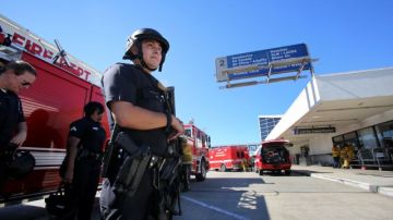 LAX continúa en estado de emergencia, con vigilancia aumentada tras el tiroteo que dejo 7 heridos y un muerto.