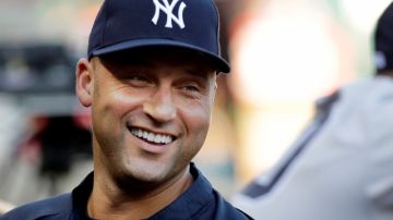 Derek Jeter, capitán de los Yankees de Nueva York, renueva por un año.