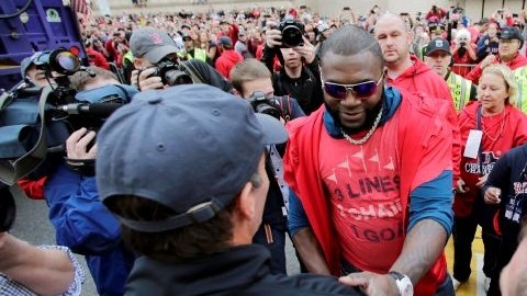 El dominicano David Ortiz, el Jugador Más Valioso de la Serie Mundial, saluda a simpatizantes.