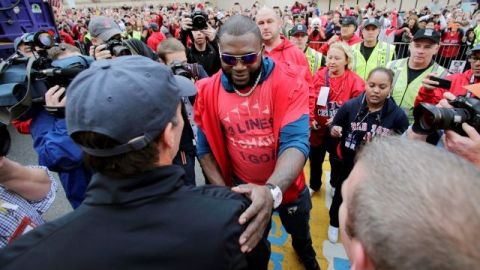 El dominicano David Ortiz, el Jugador Más Valioso de la Serie Mundial, saluda a simpatizantes.