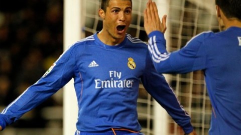 Cristiano Ronaldo celebra con Gareth Bale uno de sus dos goles