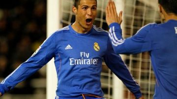 Cristiano Ronaldo celebra con Gareth Bale uno de sus dos goles