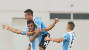 Los jugadores argentinos celebran uno de los dos goles que les dio el pase a semifinales