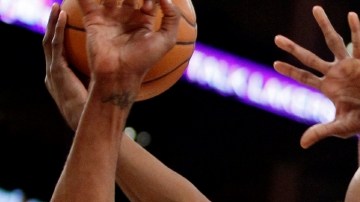 Kawhi Leonard (2) intenta tapar un tiro de Nick Young.