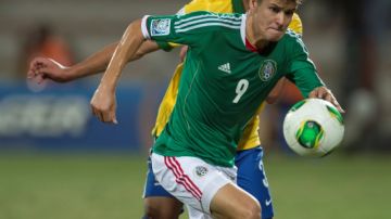Alejandro Díaz (9), de México, patea el esférico ante la marca de un defensa de Brasil en el partido de cuartos de final.