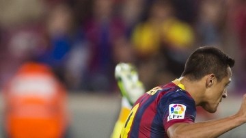 El arquero del Espanyol, Kiko Casilla,  se estira en vano para  ver el arribo de Alexis Sánchez, quien de  derecha empuja el balón a las redes.