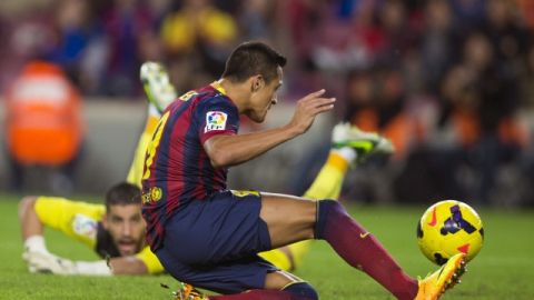 El arquero del Espanyol, Kiko Casilla,  se estira en vano para  ver el arribo de Alexis Sánchez, quien de  derecha empuja el balón a las redes.