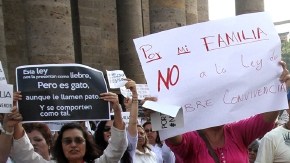 Las estudiantes de Artes Plásticas, Estefanía y Anahí, se manifiestan con un beso a favor de la ley de Libre Convivencia.